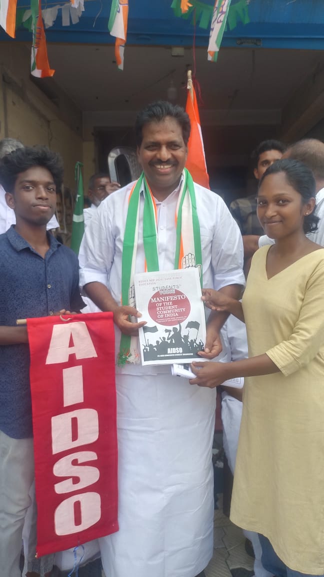 aidsokerala's tweet photo. മാവേലിക്കര മണ്ഡലം SUCI കമ്മ്യൂണിസ്റ്റ് സ്ഥാനാർത്ഥി കെ. ബിമൽജി, UDF സ്ഥാനാർത്ഥി കൊടിക്കുന്നിൽ സുരേഷ്, LDF സ്ഥാനാർത്ഥി അരുൺ കുമാർ എന്നിവർക്ക് AIDSO കോട്ടയം ജില്ലാ സെക്രട്ടറി ആമി എസിൻ്റെ നേതൃത്വത്തിൽ സ്റ്റുഡൻ്റ്സ് മാനിഫെസ്റ്റോ കൈമാറുന്നു.

#AIDSO
#aidsokerala https://t.co/fjdkwJW2VQ