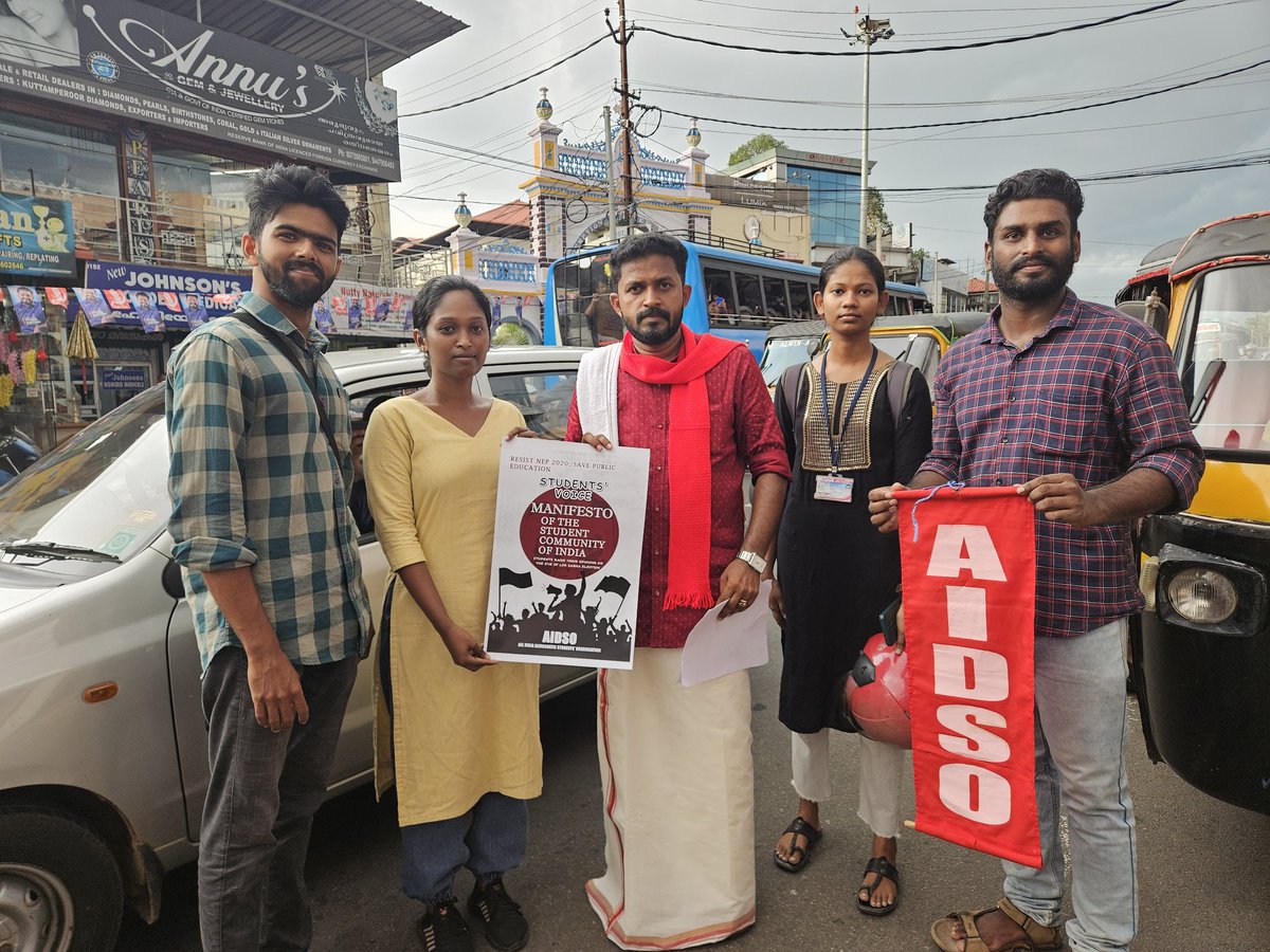 aidsokerala's tweet photo. മാവേലിക്കര മണ്ഡലം SUCI കമ്മ്യൂണിസ്റ്റ് സ്ഥാനാർത്ഥി കെ. ബിമൽജി, UDF സ്ഥാനാർത്ഥി കൊടിക്കുന്നിൽ സുരേഷ്, LDF സ്ഥാനാർത്ഥി അരുൺ കുമാർ എന്നിവർക്ക് AIDSO കോട്ടയം ജില്ലാ സെക്രട്ടറി ആമി എസിൻ്റെ നേതൃത്വത്തിൽ സ്റ്റുഡൻ്റ്സ് മാനിഫെസ്റ്റോ കൈമാറുന്നു.

#AIDSO
#aidsokerala https://t.co/fjdkwJW2VQ