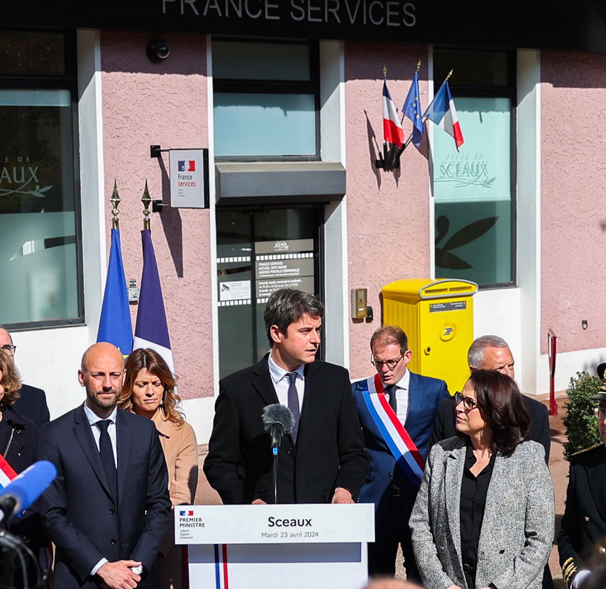 Avec @GabrielAttal, nous étions ce matin à la maison France services de Sceaux. Les Français veulent plus de services publics de proximité avec des voix et des visages. 95% des Français habitent aujourd’hui à moins de 20 minutes d’une maison France services. Nous avons décidé