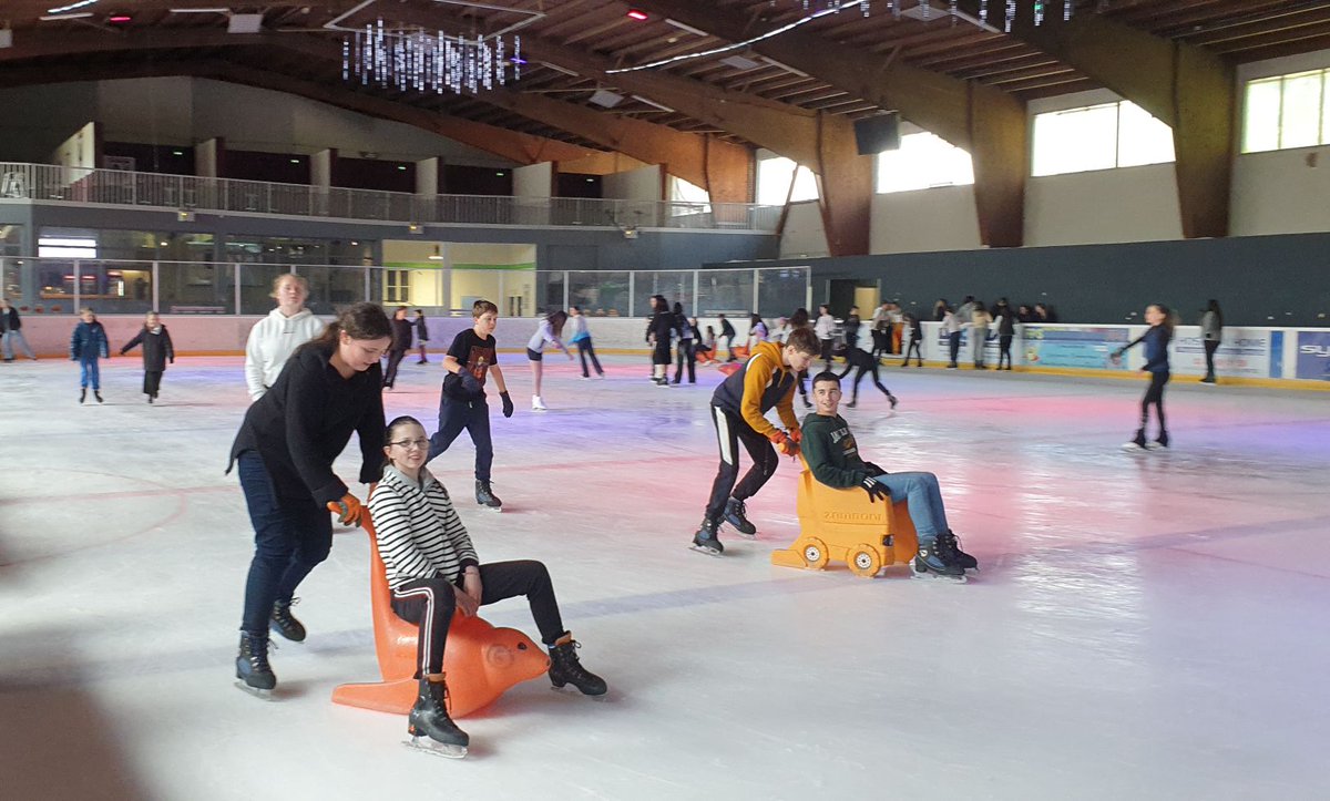 Nos collégiens à la patinoire de #Metz dans le cadre du dispositif #ecoleouverte.  Des appréhensions, quelques chutes mais surtout beaucoup de sourires ! <a href="/DSDEN55/">DSDEN55</a>