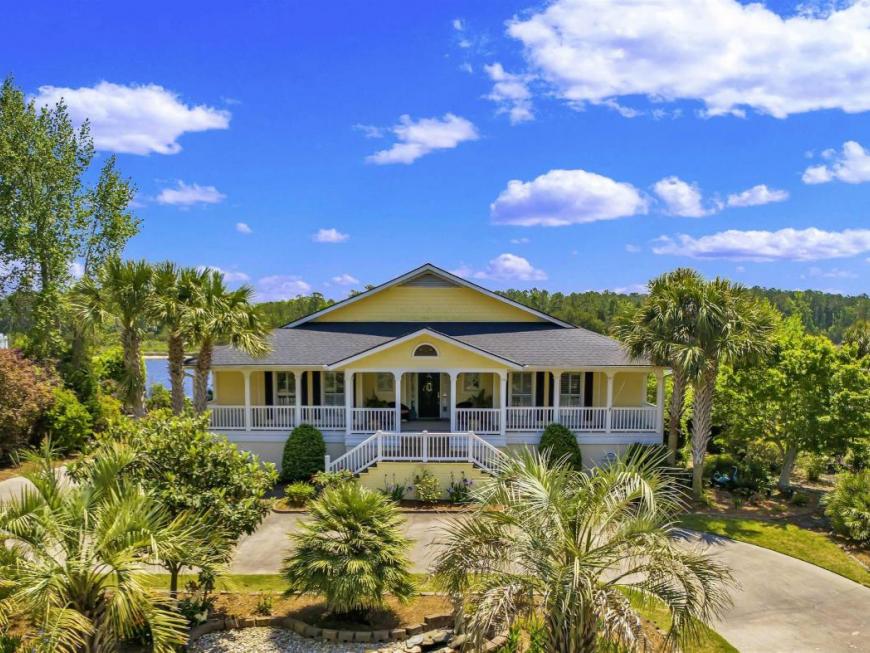 🏡 Stunning 3 bed, 4.5 bath waterfront home in Cedar Creek Village, Little River, SC! Gourmet kitchen, spacious family room, master suite with water views, elevator, boat dock, and more! MLS# 2409857. Contact us for a showing! #WaterfrontLiving #DreamHome
century21thomas.com/p/4668-River-R…