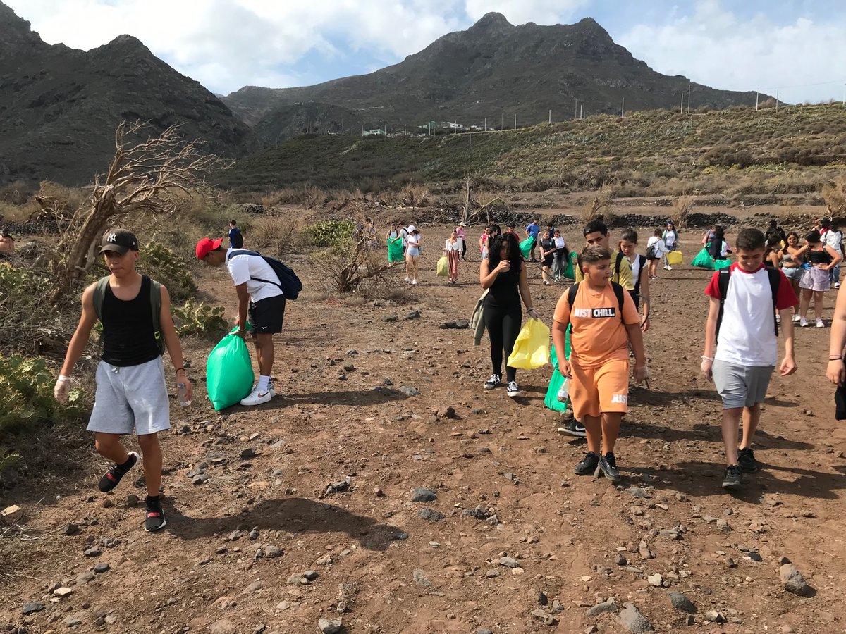 Yoquierapromat's tweet photo. Encuentro Intercentros con 60 jóvenes estudiantes del @iessanbenito y @salesianosLC uniendo fuerzas mediante los retos del #ProyectoDubini para limpiar y cuidar nuestras playas 🌊🏖 @alexdubini https://t.co/l1N2Fhkw51