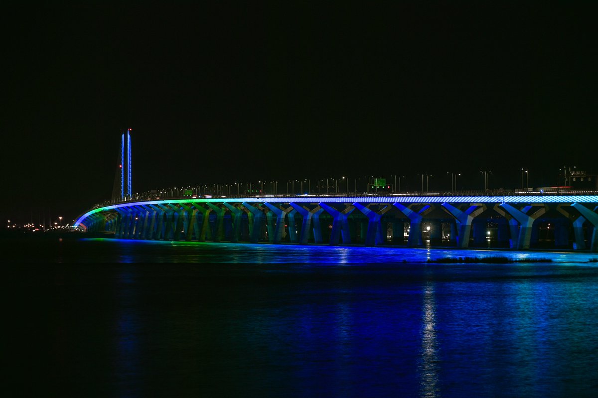Last night, the #SamuelDeChamplainBridge was lit up in green and blue for #EarthDay2024 to remind us of the importance of taking action to protect the environment and build a cleaner, greener world for present and future generations.

#ChamplainBridge