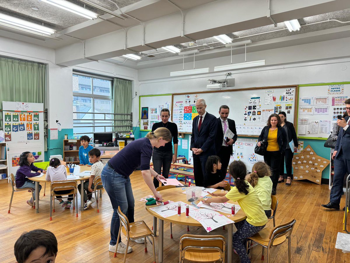 Visite du campus du lycée français international de Kyoto @lfikyoto, qui accueille 261 élèves de la maternelle à la terminale. Merci aux personnels éducatifs engagés et dynamiques de l’établissement, qui connait des inscriptions en hausse !