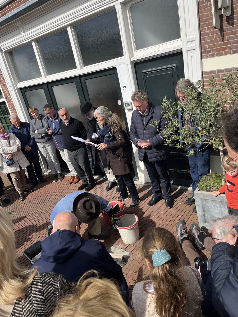 Günter Demnig plaatst na veertien jaar de laatste twee Stolpersteine. Voor alle van de in totaal 389 in de oorlog weggevoerde joden ligt nu een steen voor hun vroegere woning. De laatste voor het huis van de vader van de schrijver Herman de Man