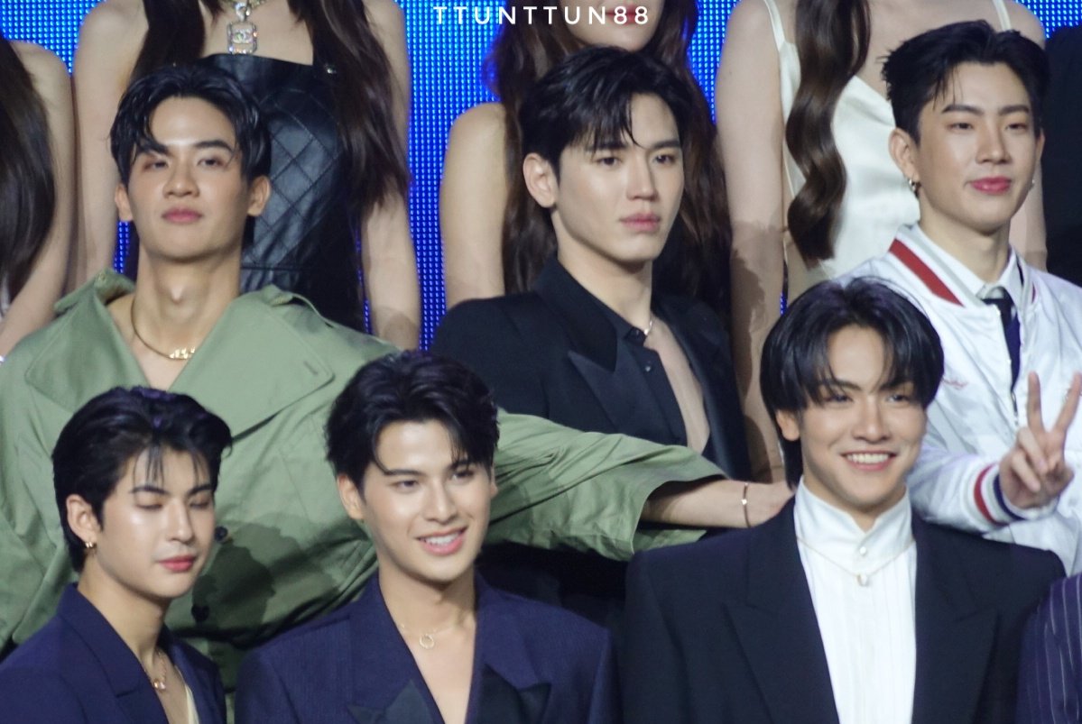 chibiakum4's tweet photo. THANK YOU FOR HD PHOTO OF MY THREE MUSKETEERS 😭💙💕💚
#OffTayNew #Tawan_V #Newwiee #Tumcial https://t.co/PnmH3PR1pa