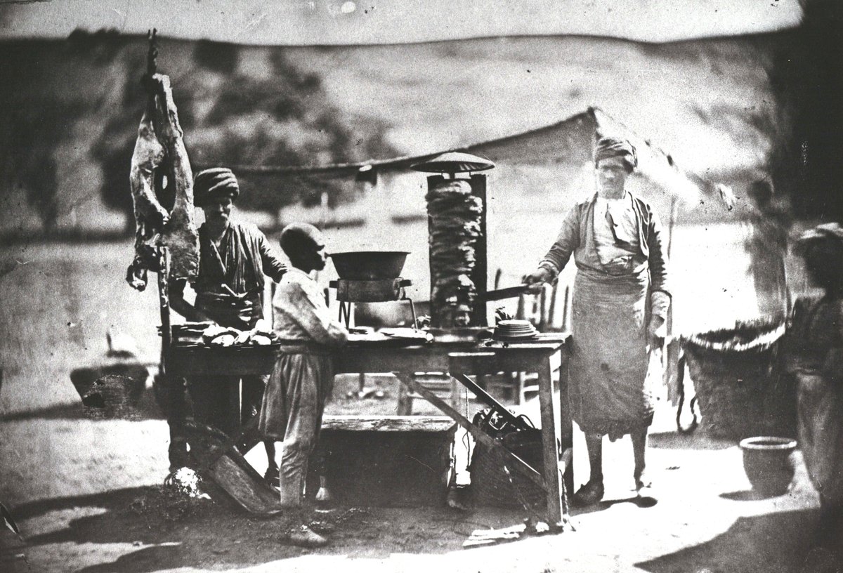 Madem konu döner kebap, biz de bir dönerci fotoğrafı bırakalım.

1855 tarihli fotoğraf Robertson tarafından çekilmiş. Belki de ilk dönerci fotoğrafı. Mekan ise Kağıthane mesiresini andırıyor.

(SALT)