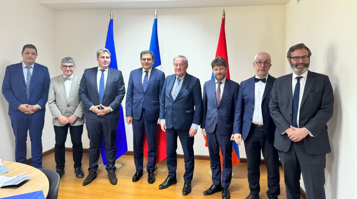 🇦🇲🇫🇷 Un grand plaisir d’accueillir la délégation du groupe d'amitié France-Arménie du @Senat. Un large éventail de sujets discutés relevant de l'agenda bilatéral et de la situation dans la région. Tous mes remerciements pour le soutien indéfectible du Sénat à l'Arménie.