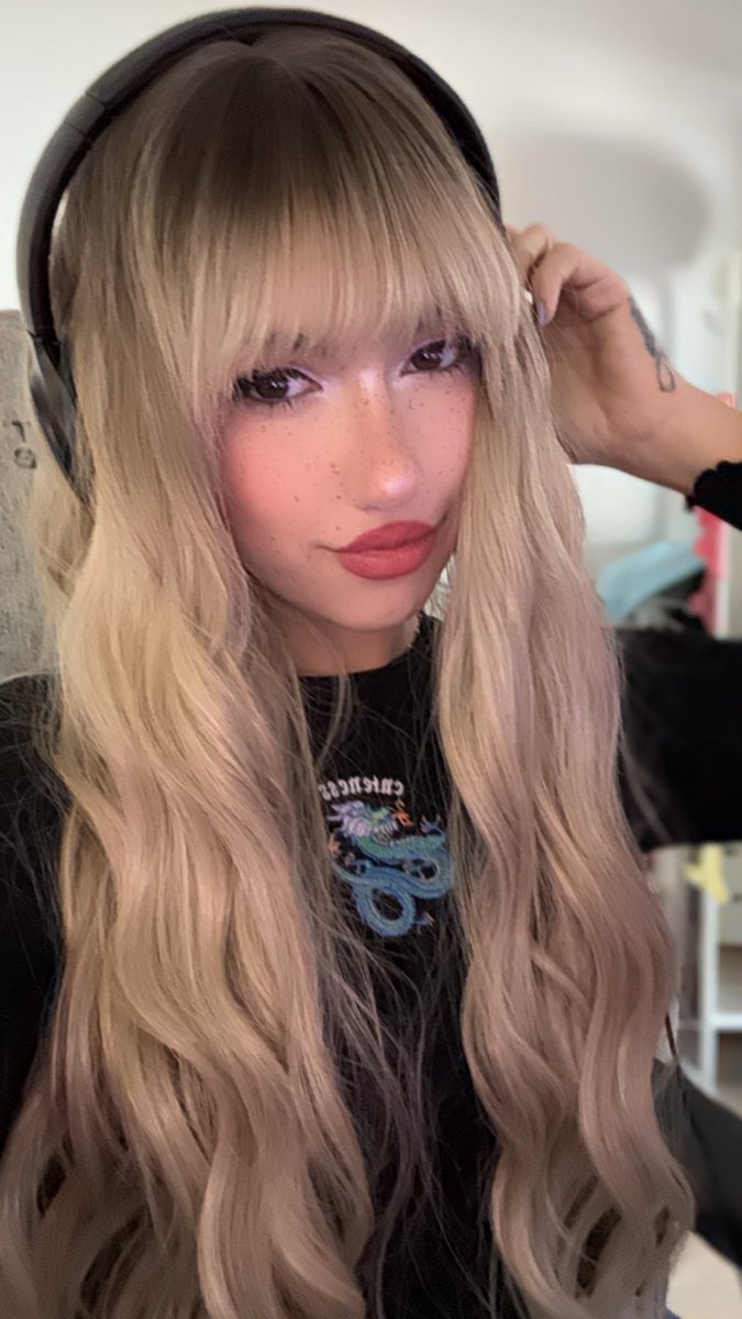 buenas tardessss esto es un espejismo como mínimo pero m apetece q nos pongamos hoy un poco al día, toi en la moradita ya sabennnn ☁️🩵☁️