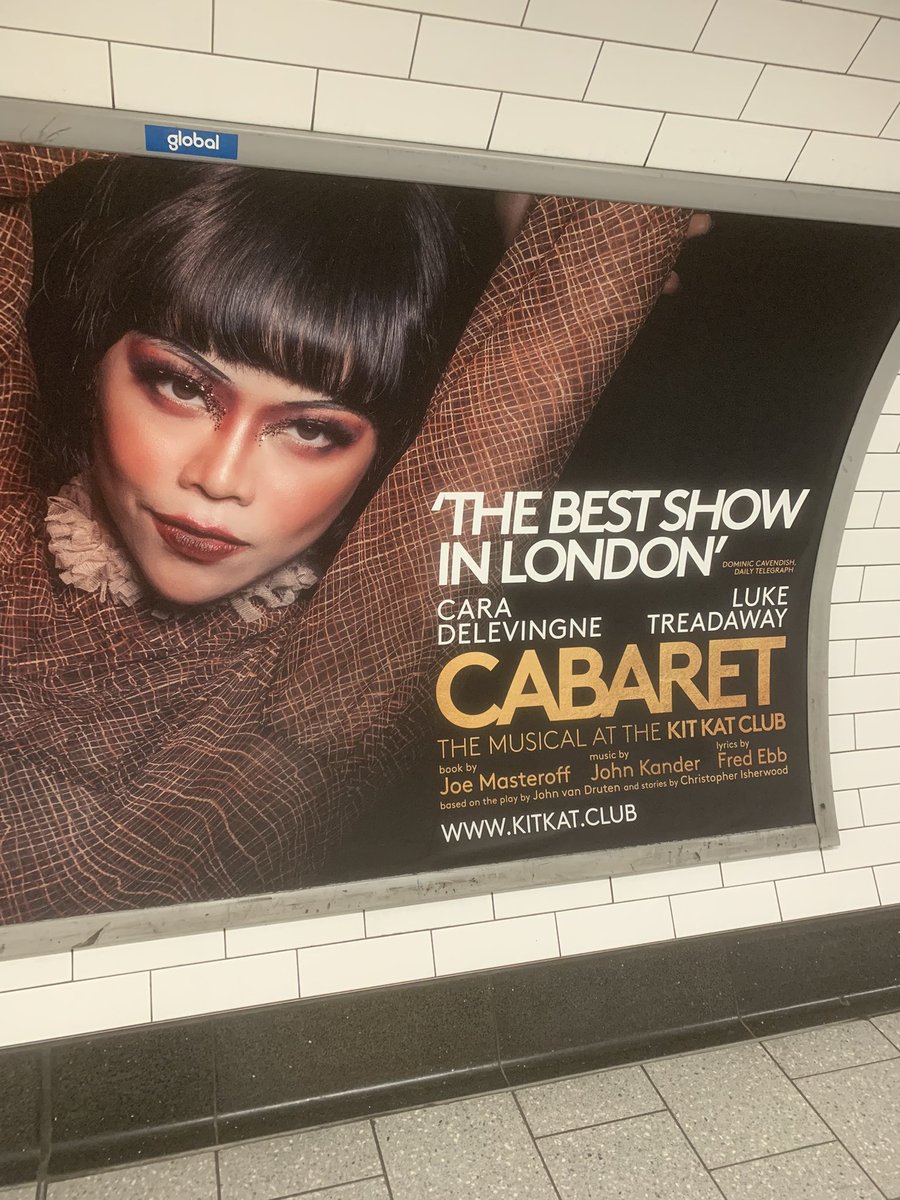 No estoy seguro si la chica del póster de la obra teatral Cabaret es @caradelevingne pero si es ella está irreconocible 😮