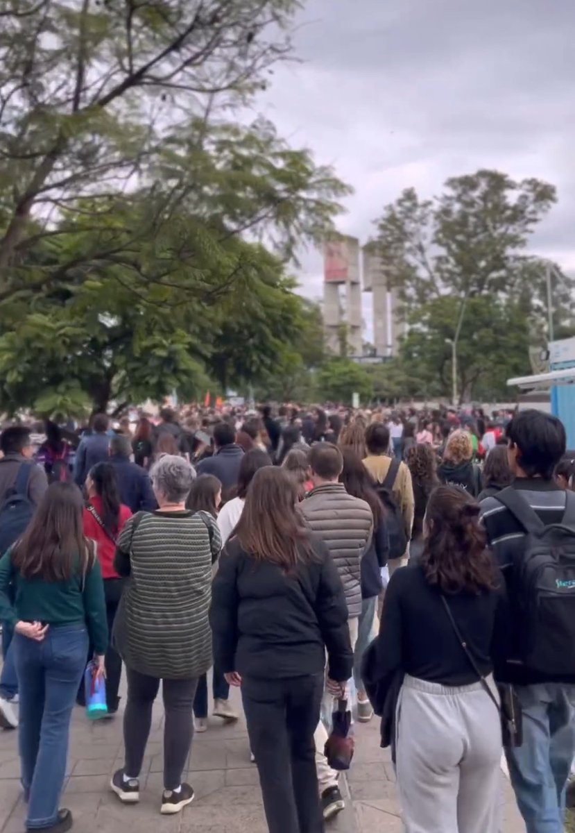 La Universidad Nacional de Córdoba ahora mismo, miles esperando para marchar por la universidad pública.