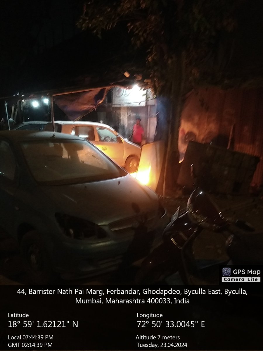 DisappearedTSF's tweet image. @mybmcWardE facilitate Encroachers? They burn #Chemical #wire @mpcb_official @MyBMCFire @mybmchealth @mybmcHealthDept
They attempt to kill healthy HOLY Peepal Tree WITH🔥 @mybmcGardens @DGPMaharashtra #SosTrees on intervention neighbour carwasher sprayed water TRUNK ROOTS DAMAGED