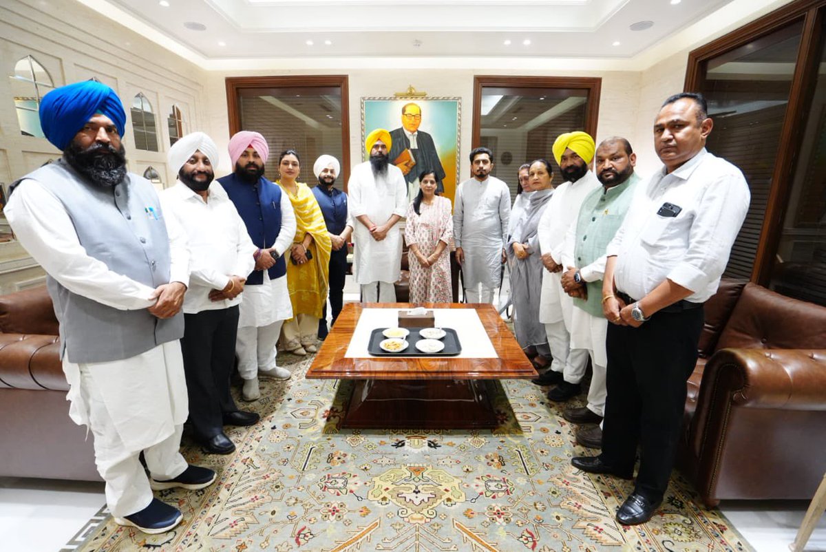 I'm grateful for the insightful discussions with @KejriwalSunita ji, along with Punjab Co Incharge Sardar @JarnailSinghAAP & esteemed Deputy Speaker @RouriJai & Hon'ble Minister Education @harjotbains, all the esteemed MLAs & constituency incharges. Your guidance and wisdom will…