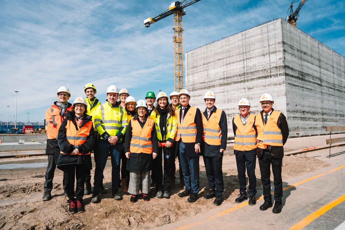 What a magnificent visit at the Princess Elisabeth Island shipyard in Vlissingen, together with Prime Minister @alexanderdecroo &State Secretary for Economic Recovery @ThomasDermine. The energy island will bring green, affordable electricity from the North Sea to all Belgians 🇧🇪