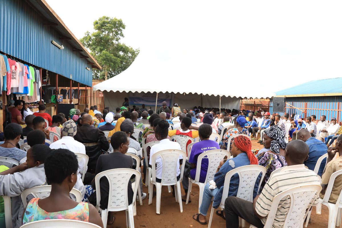 Umuyobozi Nshingwabikorwa w'Akarere @a_mutsinzi ari mu nteko y'abaturage i @NyarugungaO mu Kagari ka Kamashashi, Umudugudu wa Kibaya aho yasabye abaturage kugira uruhare mu kurwanya ruswa n'akarengane kuko bimunga iterambere ry'Igihugu.