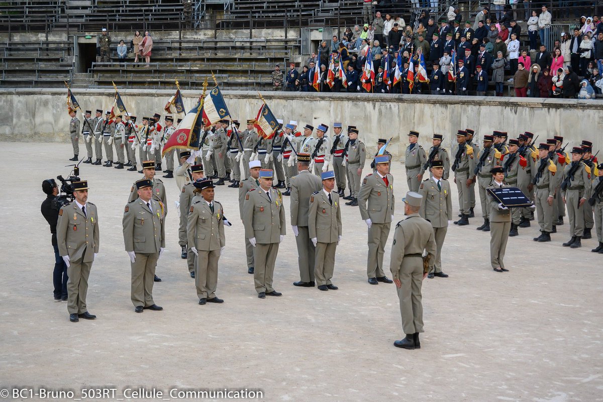 #40ans6BLB 4/6 : 3000 spectateurs dans les arènes 10 drapeaux et étendards des régiments, passés et actuels, de la 6 étaient réunis, pour une prise d’armes présidée par le @CEMAT_FR, où 6 médailles militaires et 3 croix de la valeur militaire ont été remises.