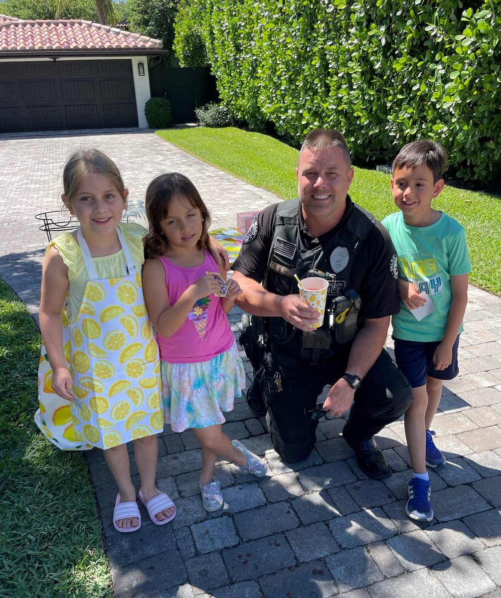 Officer Adam Whiting spotted a lemonade stand in Delray Beach and couldn't resist supporting these young entrepreneurs! It's all about community engagement and building connections. Keep shining bright, kiddos! 
#CommunityPolicing