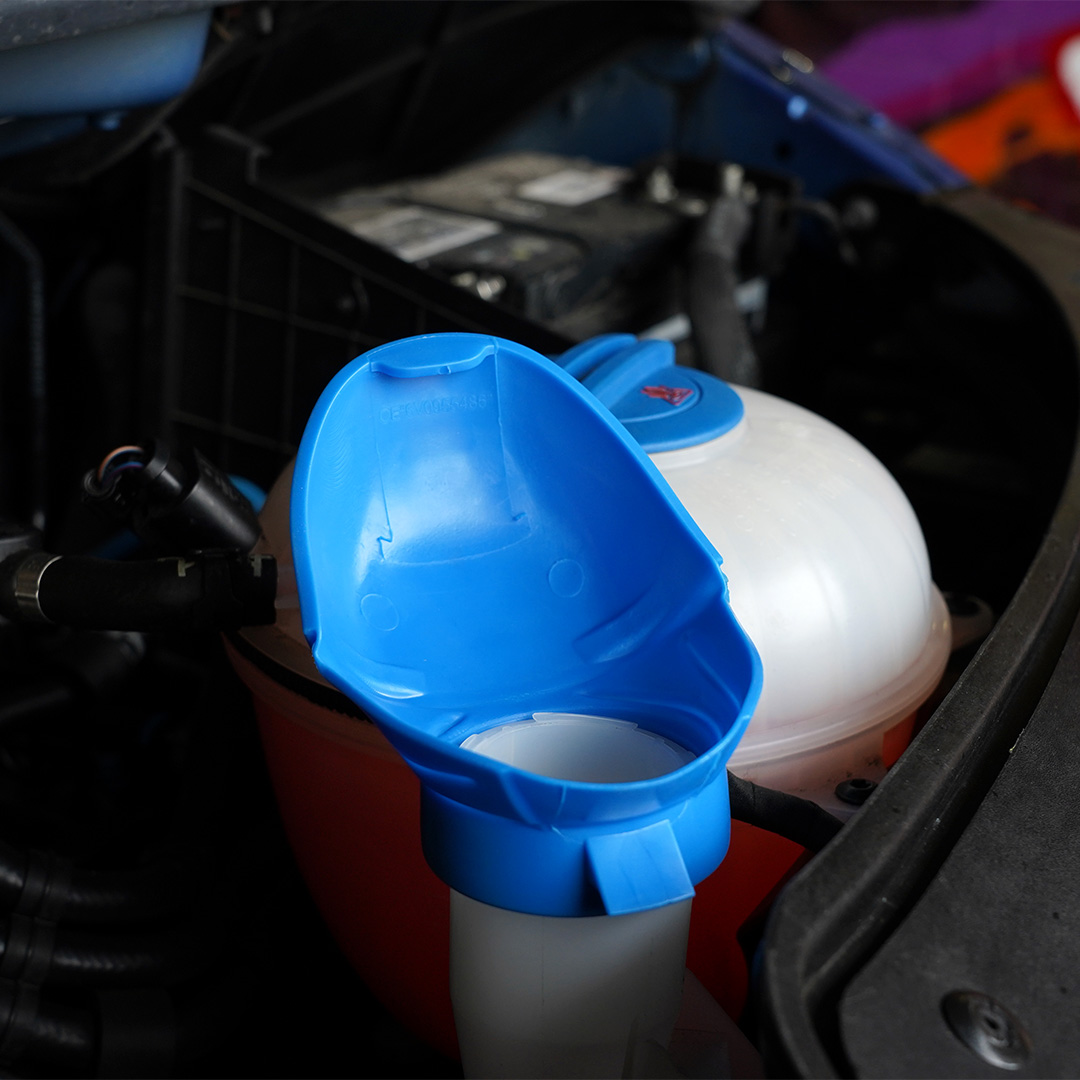 NEW PRODUCT ALERT! 🚨 - Transporter Washer Fluid Filler Cap 💧 ✅ Opens into a funnel shape for easy pouring! ✅ Stop any unwanted spillages in your engine bay! ✅ Made from durable rubber materials! Get yours via the link below: veedubtransporters.co.uk/shop/vw-transp…