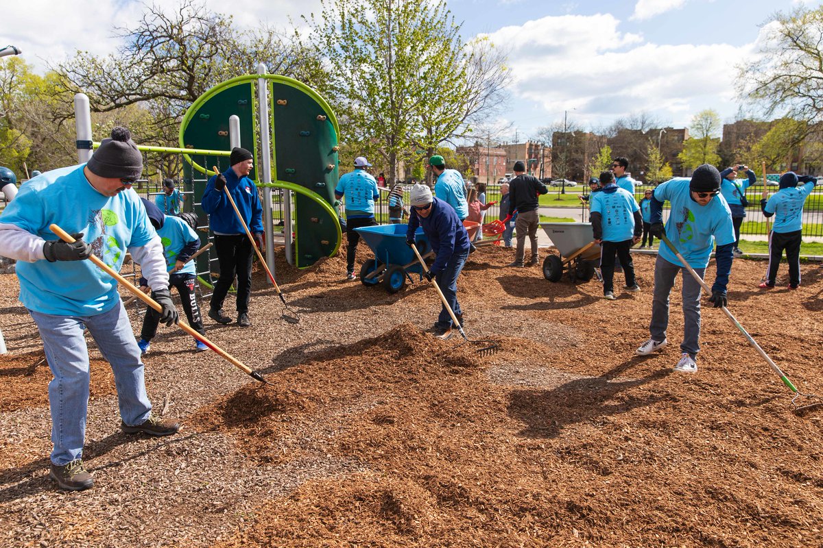 About 50 #ComEdVolunteers teamed up with @ChicagoParks for the Humboldt Park #EarthDay Cleanup this past Saturday. 👏 This was the first volunteer event sponsored by Dave Perez, our recently named EVP and COO! Take a look at their efforts as part of #NationalVolunteerMonth ⤵️