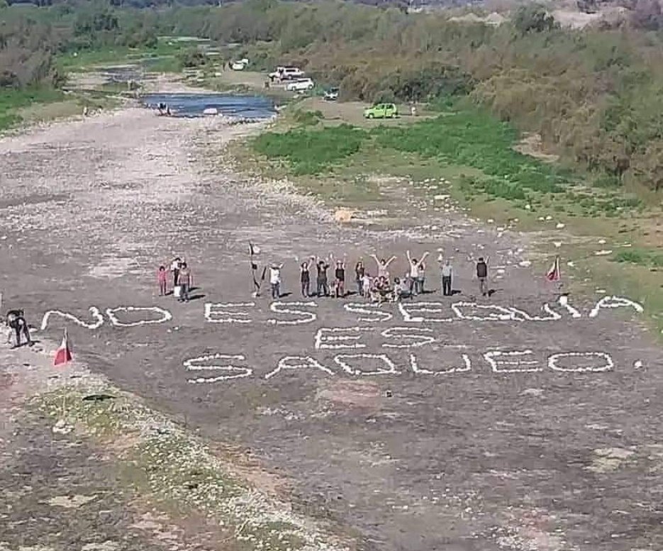 FreddyOliviery's tweet photo. Sinceramente pienso que la industria refresquera debería desaparecer del mundo. 

Saquea el agua y envenena de azúcar a todo el que la consume.

¿Quién suscribe? 🙋🏻‍♂️ https://t.co/LuP554eNJg