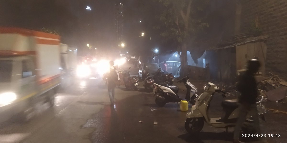 DisappearedTSF's tweet image. @mybmcWardE facilitate Encroachers? They burn #Chemical #wire @mpcb_official @MyBMCFire @mybmchealth @mybmcHealthDept
They attempt to kill healthy HOLY Peepal Tree WITH🔥 @mybmcGardens @DGPMaharashtra #SosTrees on intervention neighbour carwasher sprayed water TRUNK ROOTS DAMAGED