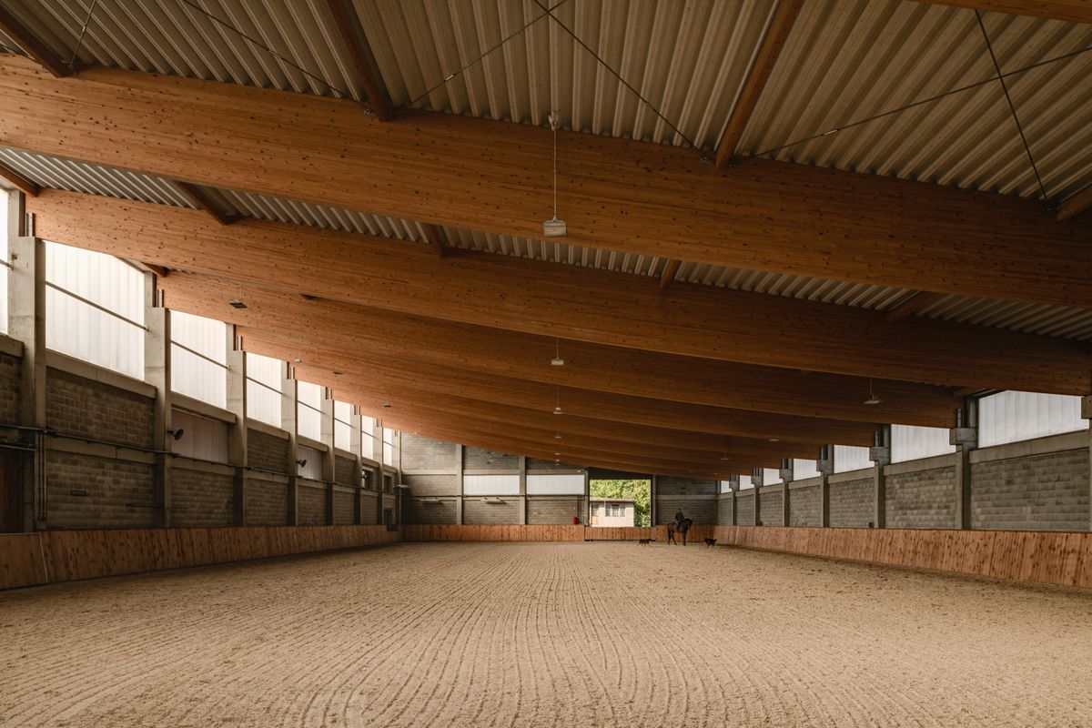 This project cleverly combines modern & rustic elements in a design tailored for equestrian training. The result is a practical, yet architecturally distinct, addition that complements the landscape and supports the stable's activities. Details: arc.ht/3xYwqV6 📍Poland