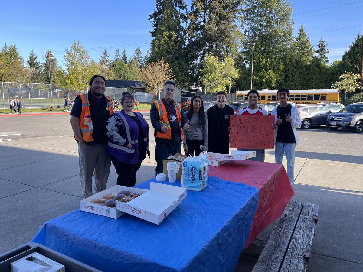 EEisenhowerms's tweet image. On Day 140 of #180daysoflearning at IKE, Students are at the bus loop to recognize our bus drivers for Bus Driver Appreciation Day
#KidsLearnAtIKE @WilnicG @DrIanBSaltzman @EPS_Region3 @EPS_DeputySupt @EverettSchools
