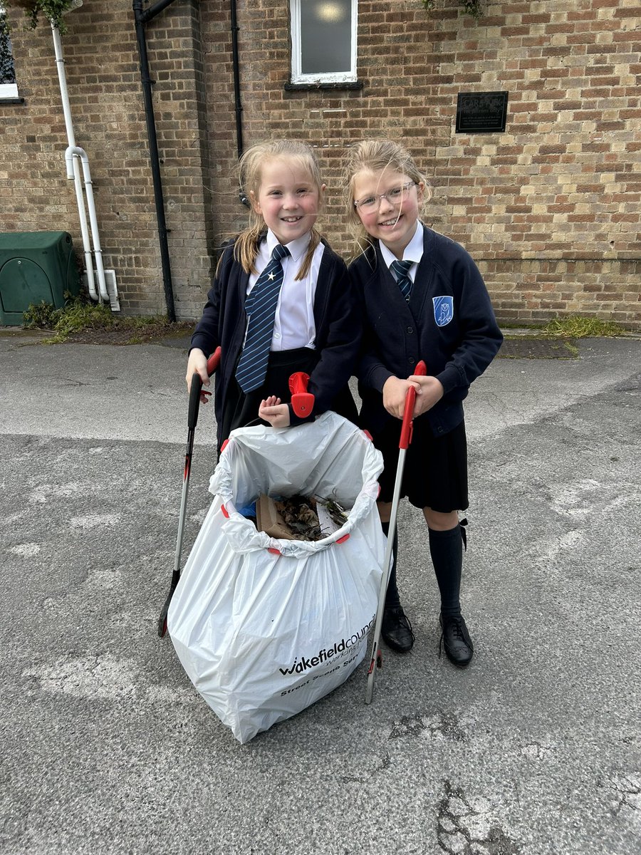 Daisy and Emily have just done a little litter pick after school, for their #Brownies ‘I’ve helped the planet’ 🌎 badge. 1 bag collected from The Carleton pub car park and along the path to @carletonparksch. 🤩 #litterpick #EarthDay @Girlguiding @RaptorPickers