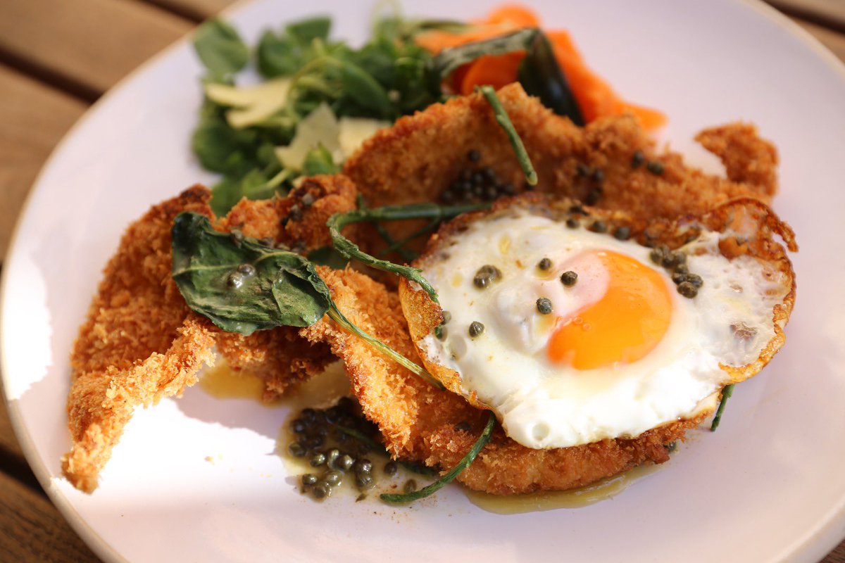 Feast your eyes with this new addition to our new seasonal menu:

Shropshire Chicken Escalope 🍗🍳

Delicious and tender, will be your favorite this season! 
#newmenu #chickenescalope #youngspublife
