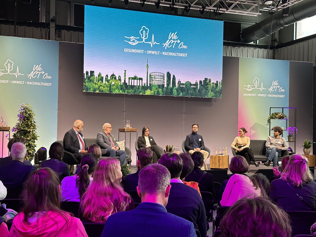 SpiFa_eV's tweet photo. Politik meets #WeActCon: wie gestalten wir das Gesundheitswesen in Zukunft nachhaltiger? Spannende und wie erwartet kontroverse Podiumsdiskussion, die zeigt, wie schwer gemeinsames Handeln bei aller Einigkeit im Ziel ist. https://t.co/cH3MKwBKls