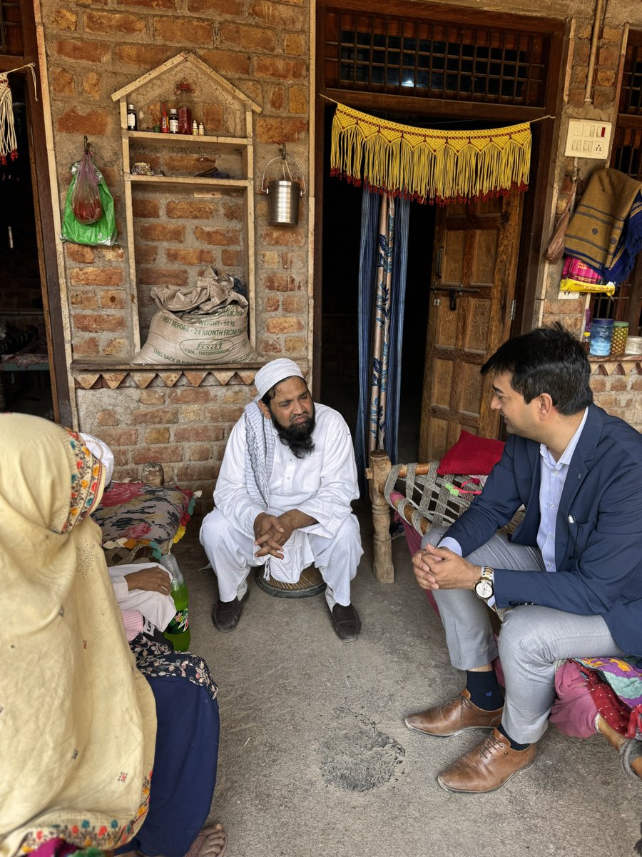 “We received our eidi but when will you come to meet us bhai” “Inshaallah after Eid, I will meet you all”. It was me talking to the family of Junaid of Ghatmika who was lynched to death by cow vigilantes last year. Well, as promised , I visited Ghatmika yesterday. A thread +