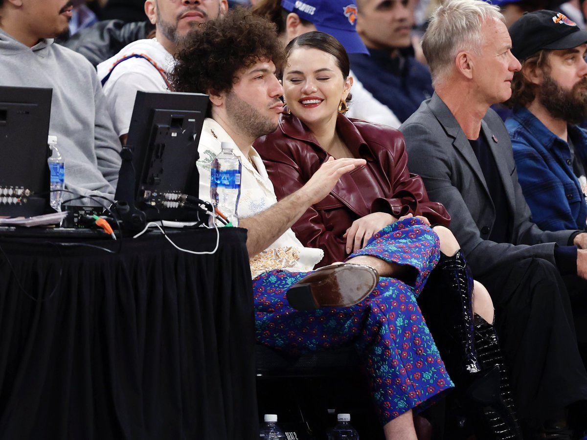 Selena Gomez and Benny Blanco enjoyed a basketball date night courtside at the Knicks vs 76ers game in NYC! 🏀❤️