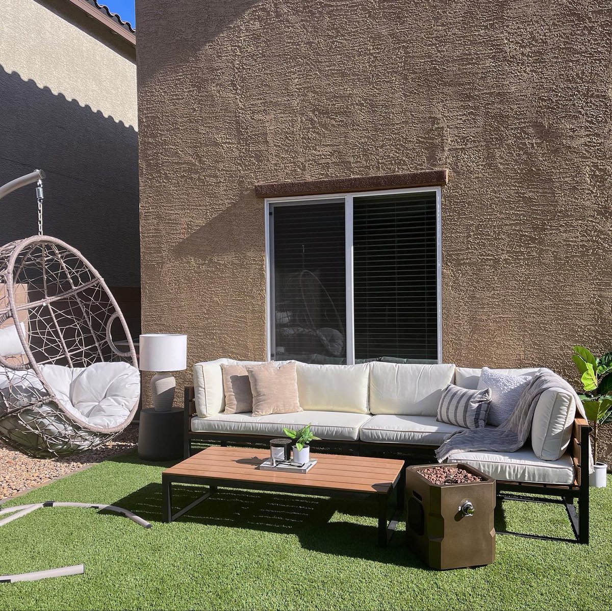 A picture-perfect patio☀️ <a href="/kenniquamona/">IG: @kenniquamona | Neek Nilly</a> did an amazing job transforming this outdoor space into a dreamy summer hang out🌿 #myrcwilleyhome #patiodesign #patio