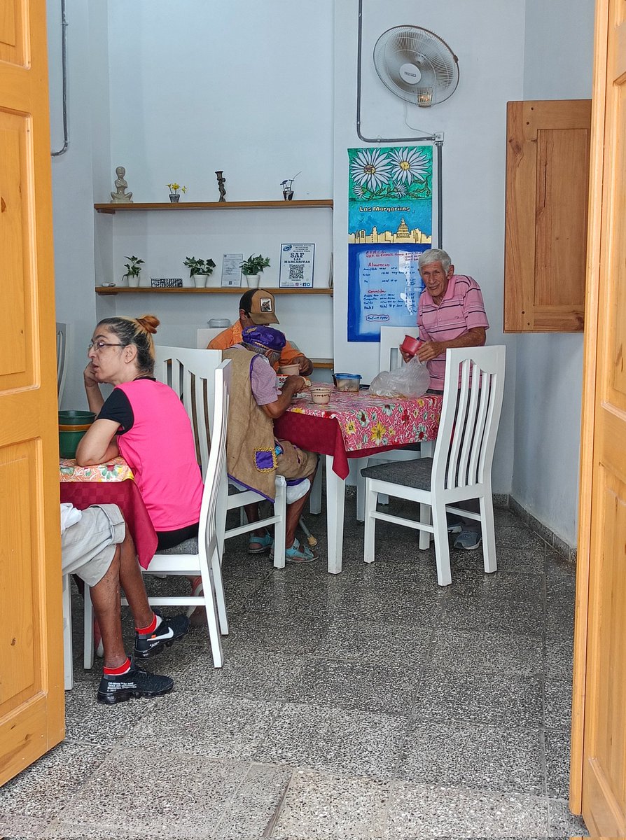 Esta charcutería de Habana Vieja es privada y no vende barato, pero -para arrendar el local al estado- repararon el edificio semi destruido, y al SAF vecino le garantizan la proteína y otros insumos para la alimentación de personas en situación de vulnerabilidad. #Cuba #CDRCuba