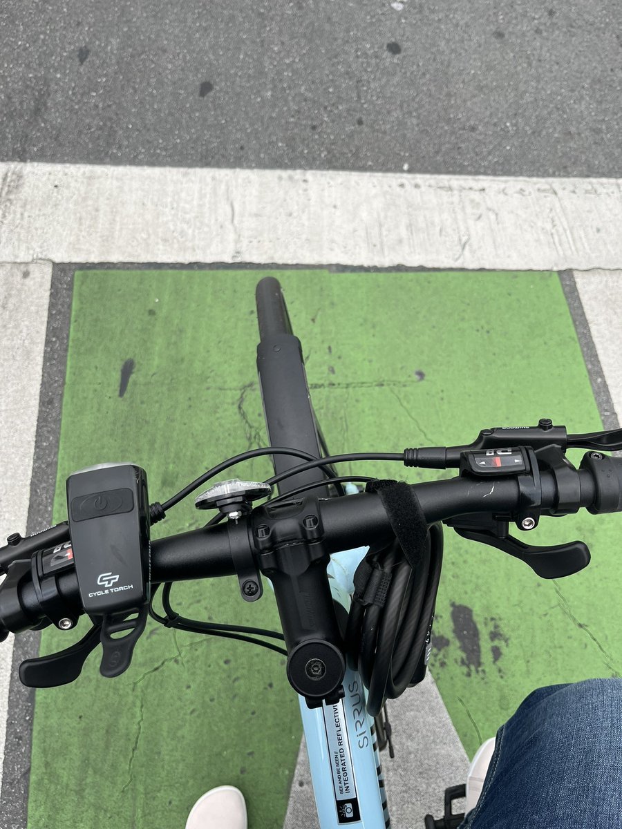 mshcrowder's tweet photo. @CityofMenloPark having a bike lane is great…but it only works if the sensors at the lights recognize we are there.

Had to wait multiple light cycles trying to cross El Camino at Glenwood. https://t.co/sPrXZATxb2
