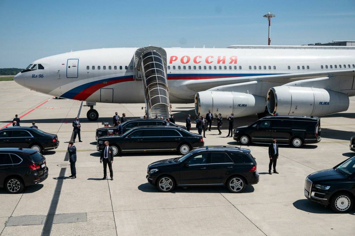 Eric_Lecomte_'s tweet photo. Une société française continue de fournir de l'électronique embarquée pour les avions russes - Le Parisien.
Ces avions sont utilisés par les plus hauts responsables militaires et politiques russes. Il s'agit d'un système de pointe qui contrôle toute l'électronique de bord depuis le cockpit. Il est installé par PGA, une filiale française du groupe américain Astronics, dont le siège se trouve dans l'État de New York et qui est spécialisé dans l'avionique.
"Poutine, Medvedev, Choïgu et d'autres personnalités du régime peuvent désormais profiter de cette technologie française de pointe qui leur permet d'établir des communications secrètes fiables avec leurs téléphones portables", écrivent les auteurs de l'article.
La société a gagné entre 4 et 5 millions d'euros en travaillant avec la Fédération de Russie, ce qui correspond à l'équipement de 7 avions, affirment les journalistes.
#Russie #Ukraine #France
