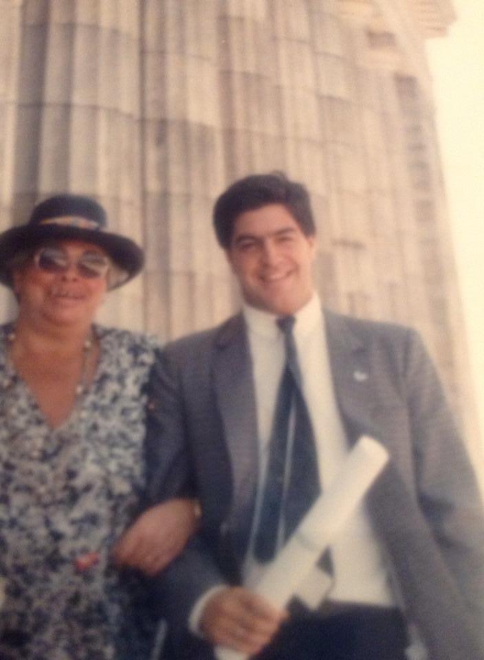Para muchos es una foto conocida para otros les cuento que este día que me recibí en UBA de Derecho, mi madre fue la mujer más feliz del mundo. No teníamos para comer y me decía Goyito por favor estudiá. 
Estudie y trabaje porque no podíamos mantenernos. 
Alquilaba libros y