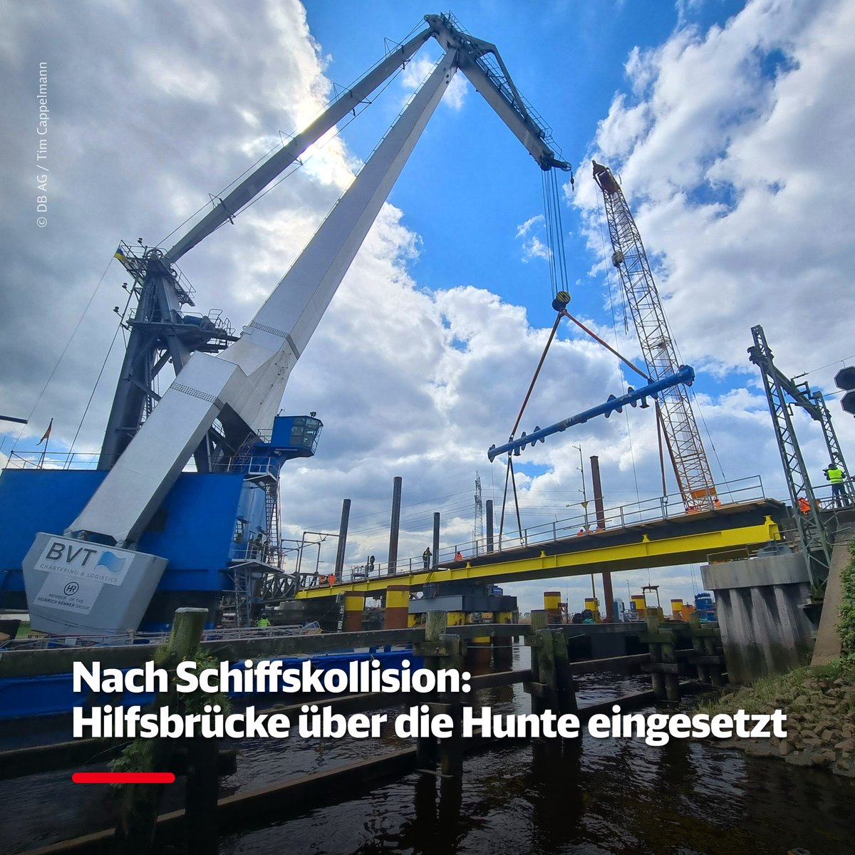 Wichtiger Anschluss für Weserhäfen – die von einem Schiff beschädigte Eisenbahnbrücke über die #Hunte haben wir heute durch 2 Hilfsbrücken ersetzt. In den kommenden Tagen können wieder Züge fahren. Wir arbeiten intensiv an einer neuen, beweglichen Brücke. deutschebahn.com/de/presse/pres…