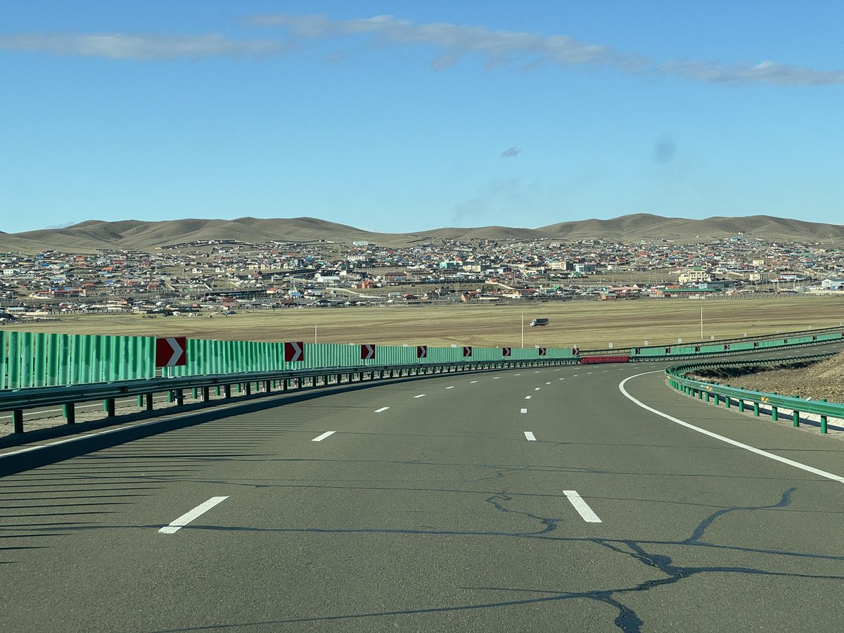 Нийгмийн ухааныхан зам барихыг мэдэхгүй байж болно, тэрийг бид сурах шаардлгагүй. Харин зам нийгэмд ямар үүрэгтэй оролцогч элемент, аффектын нөлөөг бол хэнээс ч илүү тайлбарлаж чадна. 

Би бүр зан үйлтэй нь тайлбарлаж чадна.

Тиймээс ахиад хэлье: нисэхийн зам бол үнэндээ нийгмээ