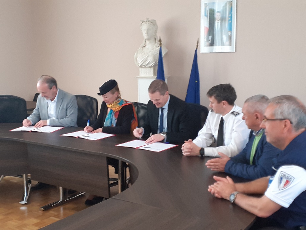 #convention #policemunicipale #policenationale 🚓🚨

✒️ Signature d'une convention de coordination de la police municipale de Bellerive-sur-Allier et des forces de sécurité de l’État 

👮‍♀️👮‍♂️ Jeudi dernier, le 18 avril 2024, une convention de coordination de la police municipale de