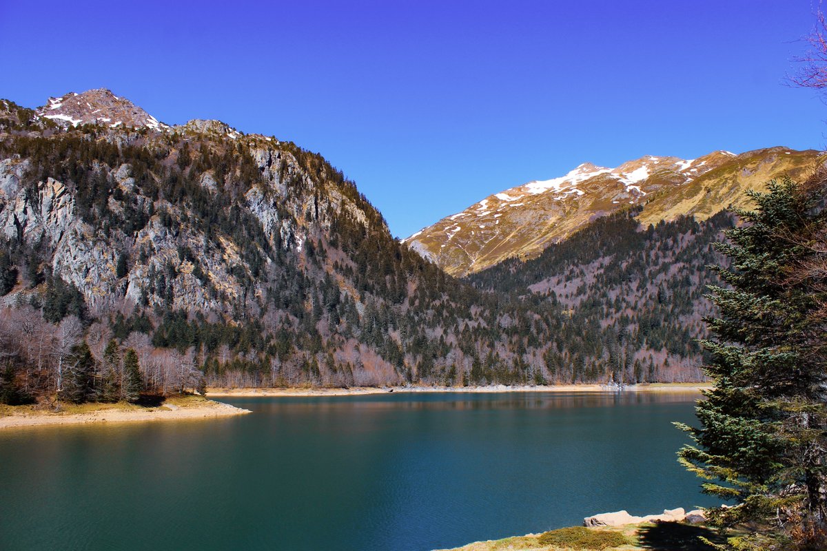 📷El pasado fin de semana el tiempo ofreció una ventana para disfrutar de una de las mejores travesías de los Pirineos: la ruta de los Lagos de Ayous. Mientras los de Roumassot y Miey reflejan las montañas en sus aguas, el Lac Gentau sigue helado frente al Pic du Midi d'Ossau.🏔️