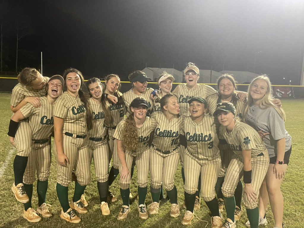 GAME DAY !!! Doubleheader tonight at Space Coast ❤️ 3 more games left in the regular season and we are ready to finish strong !! Love these girls and all this team stands for.. we work hard for what we want ☘️☘️☘️
