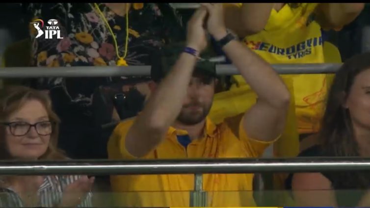PawanKu46242209's tweet photo. My buddy ' Devon Convay ' cheers from outside the field 💛🫡😭
#CSKvsLSG #LSGvsCSK #Convay https://t.co/3w7bVPgNEt