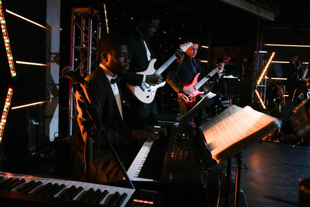 ✨ Union Jazz throwback! 🎷 The stars of Loughborough’s musical scene were on show this time last month for the annual @LSUTuxedoSwing showpiece concert 🙌 Captured wonderfully by Kate Syniavska| 👏