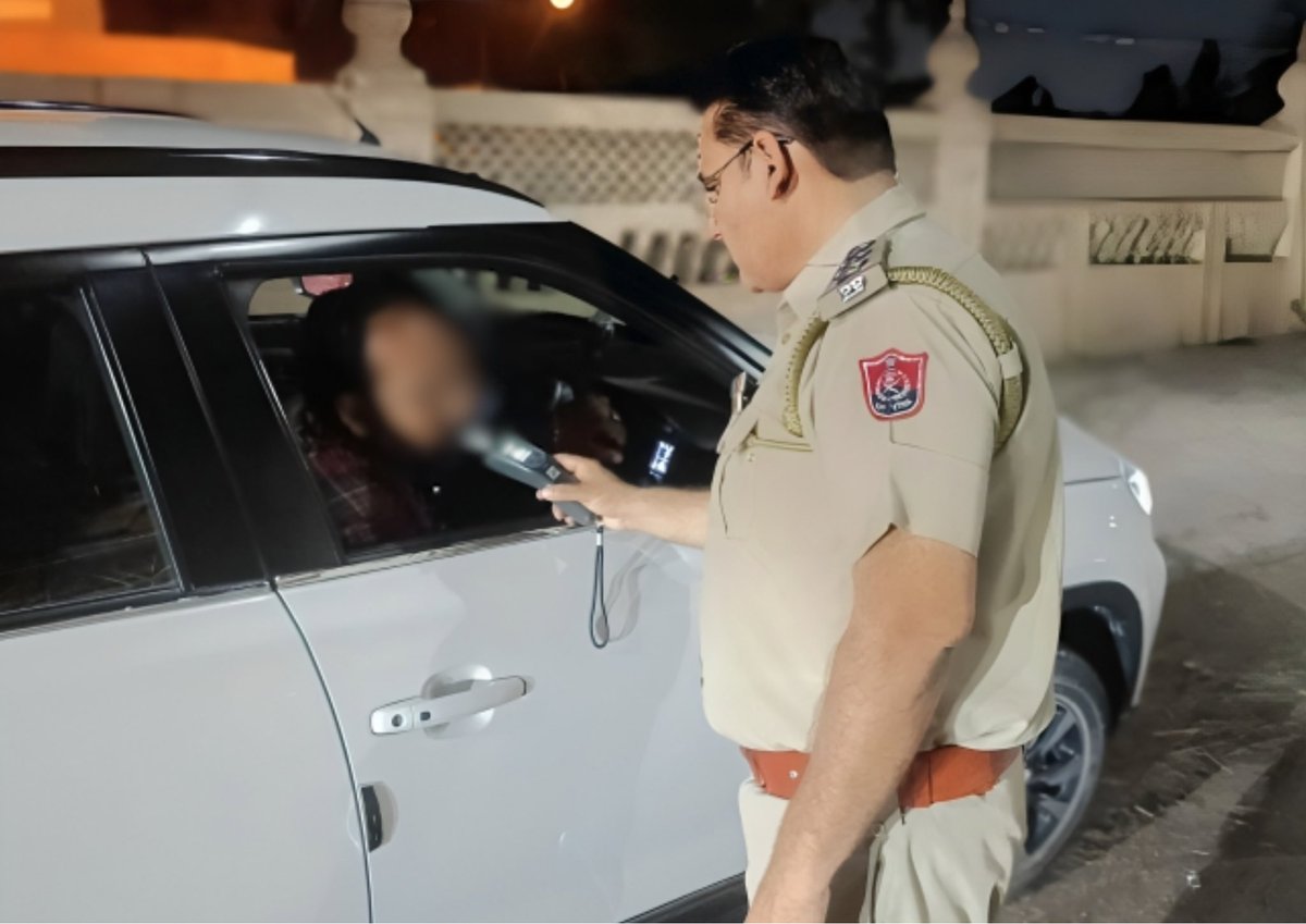 Traffic team of Commissionerate Police Amritsar checked people driving at night with alcohol testing device to prevent any untoward incident from happening.

#FollowTrafficRules
#YourSafetyOurPriority