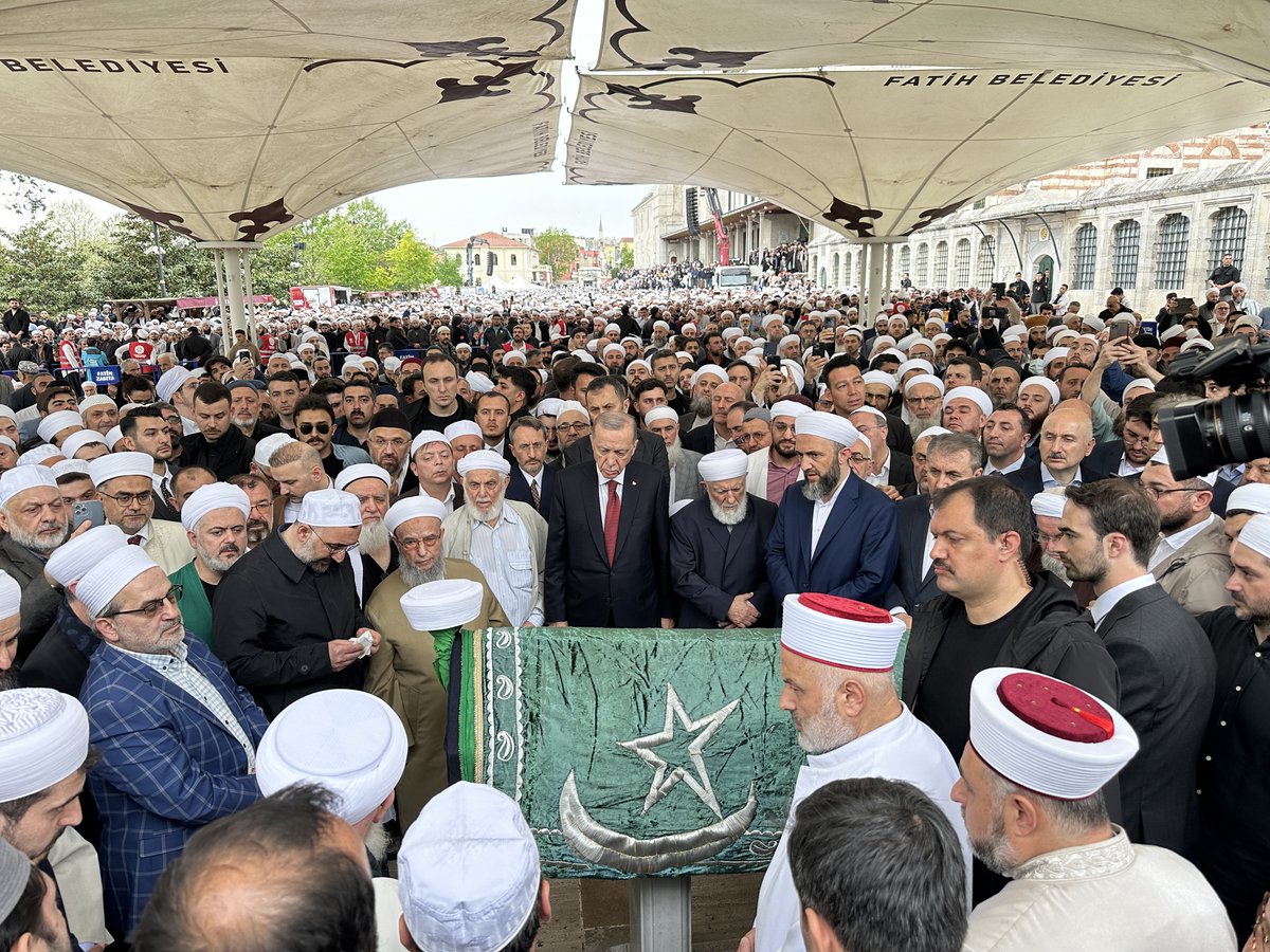 Cumhurbaşkanımız Recep Tayyip Erdoğan, hayatını kaybeden İsmailağa Cemaati lideri Hasan Kılıç'ın Fatih Camisi'nde düzenlenen cenaze törenine katıldı.