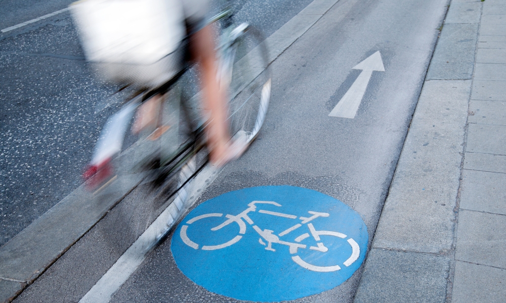 🗣️ ¿Habéis escuchado hablar de las “rotondas holandesas”? 🤷 Son glorietas que integran un carril bici en la parte exterior. 👉 Te explicamos cómo circular por ellas si te las encuentras en tu recorrido 😉 racc.es/blog/movilidad…