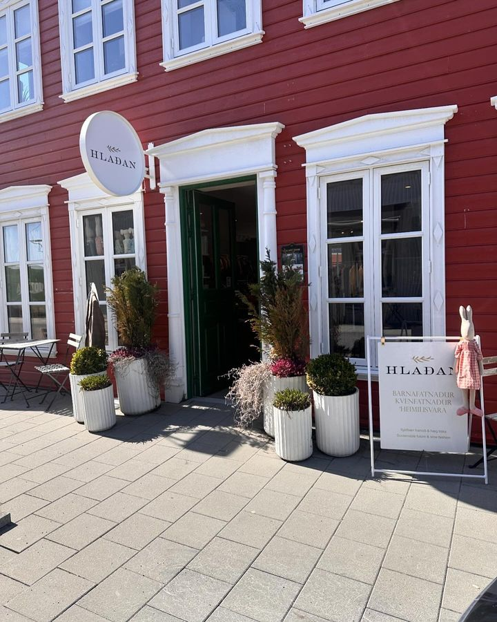 Classical_fi's tweet image. #Selfoss'iin #Islanti'iin on rakennettu yli 50 historiallista rakennusta, jotka ovat aiemmin tuhoutuneet eri puolilla Islantia. Todellinen kunnianosoitus Islannin omalle rakennushistorialle. Kaunis, perinteinen rakennustyyli yhdistyy edistykselliseen ympäristötietoisuuteen.⬇️