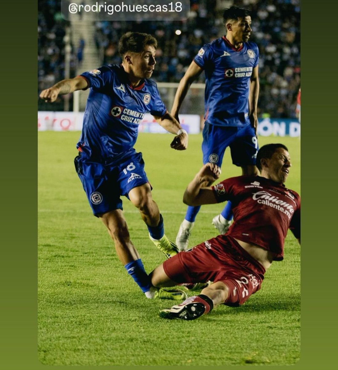 gerardoo_gh's tweet photo. Por si alguien tenía dudas, de milagro no lo lesionaaa!

La foto de la polémica jugada del domingo.

#CruzAzul https://t.co/o79wB7xlns