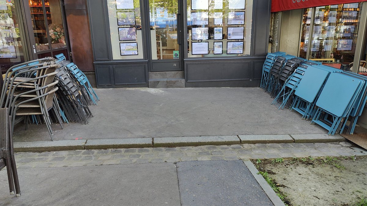 Boulevard Edgar Quinet comme d'habitude, les terrasses de chaque côté du trottoir et tout est prêt dans un coin (tables et chaises supplémentaires) pour squatter sur la majeure partie des trottoirs devant les boutiques qui ferment le soir et la nuit. @MairieParis14